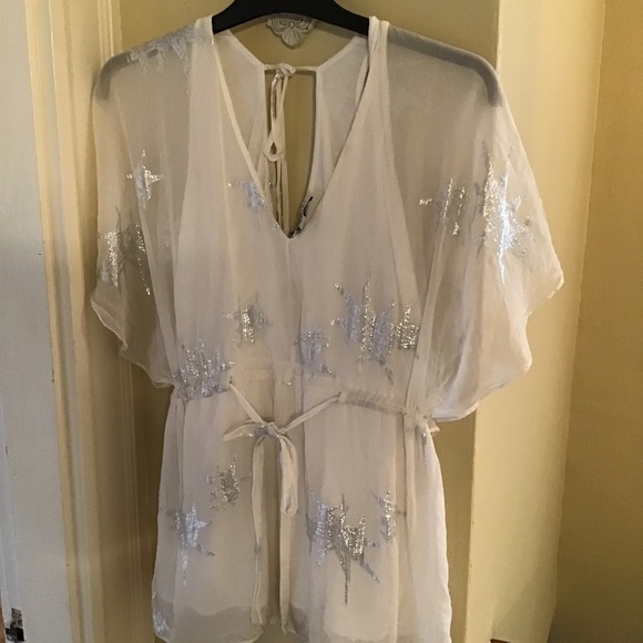 Bebe Tops - Bebe size s women’s flutter sleeve white blouse